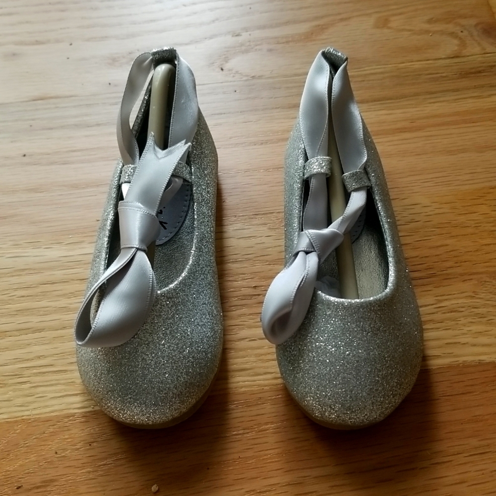 Adorable ballet flats, ribbon tie, silver glitter